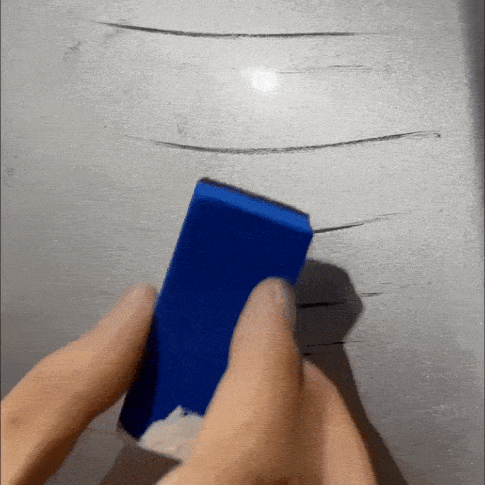 Démonstration de l’Efface Rayures Optimo™ PRO sur carrosserie de voiture – le produit élimine les rayures et marques de surface en quelques secondes, laissant une peinture lisse et brillante.