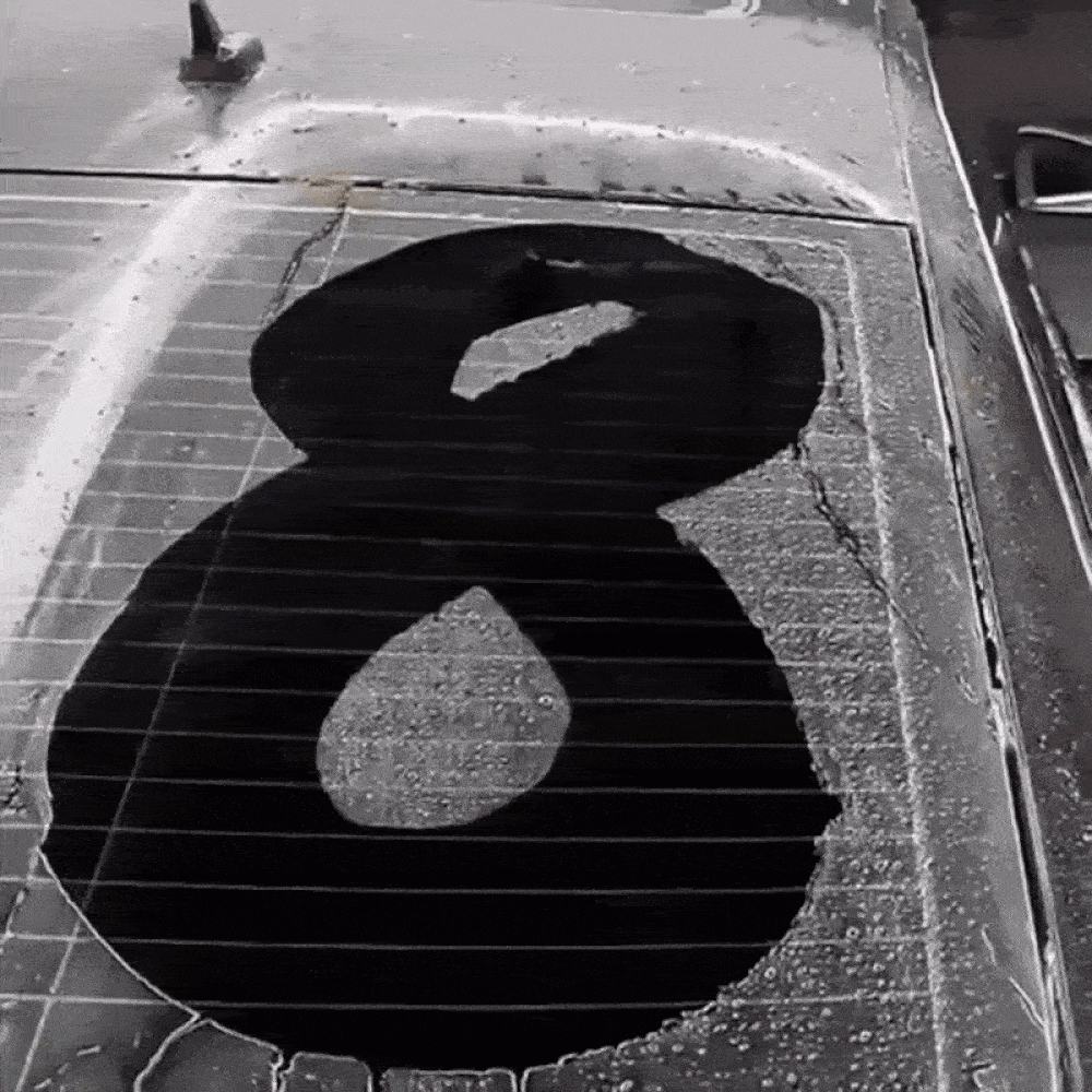 Démonstration de l’Éponge Hydrophobe Optimo™ PRO sur vitre arrière de voiture – effet déperlant visible, l’eau glisse immédiatement après application du traitement hydrophobe anti-pluie.