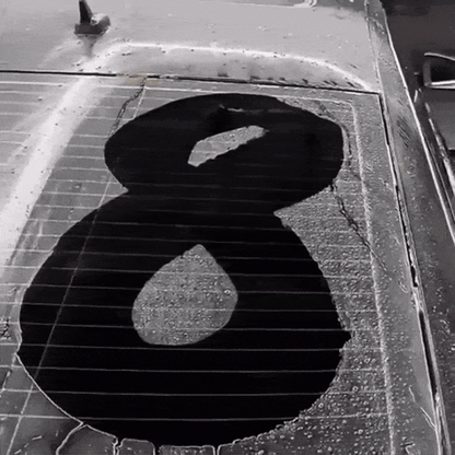 Démonstration de l’Éponge Hydrophobe Optimo™ PRO sur vitre arrière de voiture – effet déperlant visible, l’eau glisse immédiatement après application du traitement hydrophobe anti-pluie.