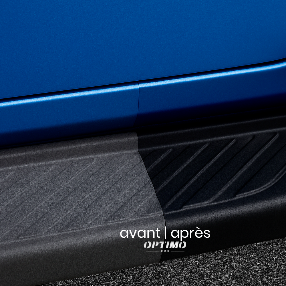 Comparatif avant après du Restaure Plastique Optimo™ PRO sur un bas de caisse de voiture. La partie gauche est terne et grise, tandis que la partie droite est ravivée, noire et brillante. Résultat immédiat après application, effet longue durée contre l’usure et la saleté.