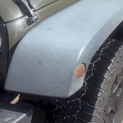 Démonstration du Restaure Plastique Optimo™ PRO sur plastique extérieur de voiture : la partie terne retrouve instantanément un aspect noir brillant et uniforme après application du produit rénovateur.